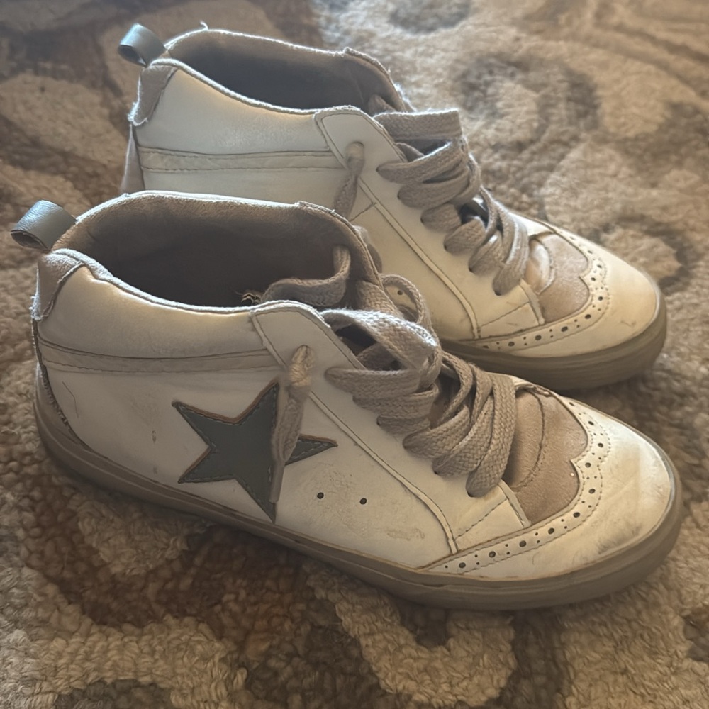 ShuShop White and Gray Star Sneakers